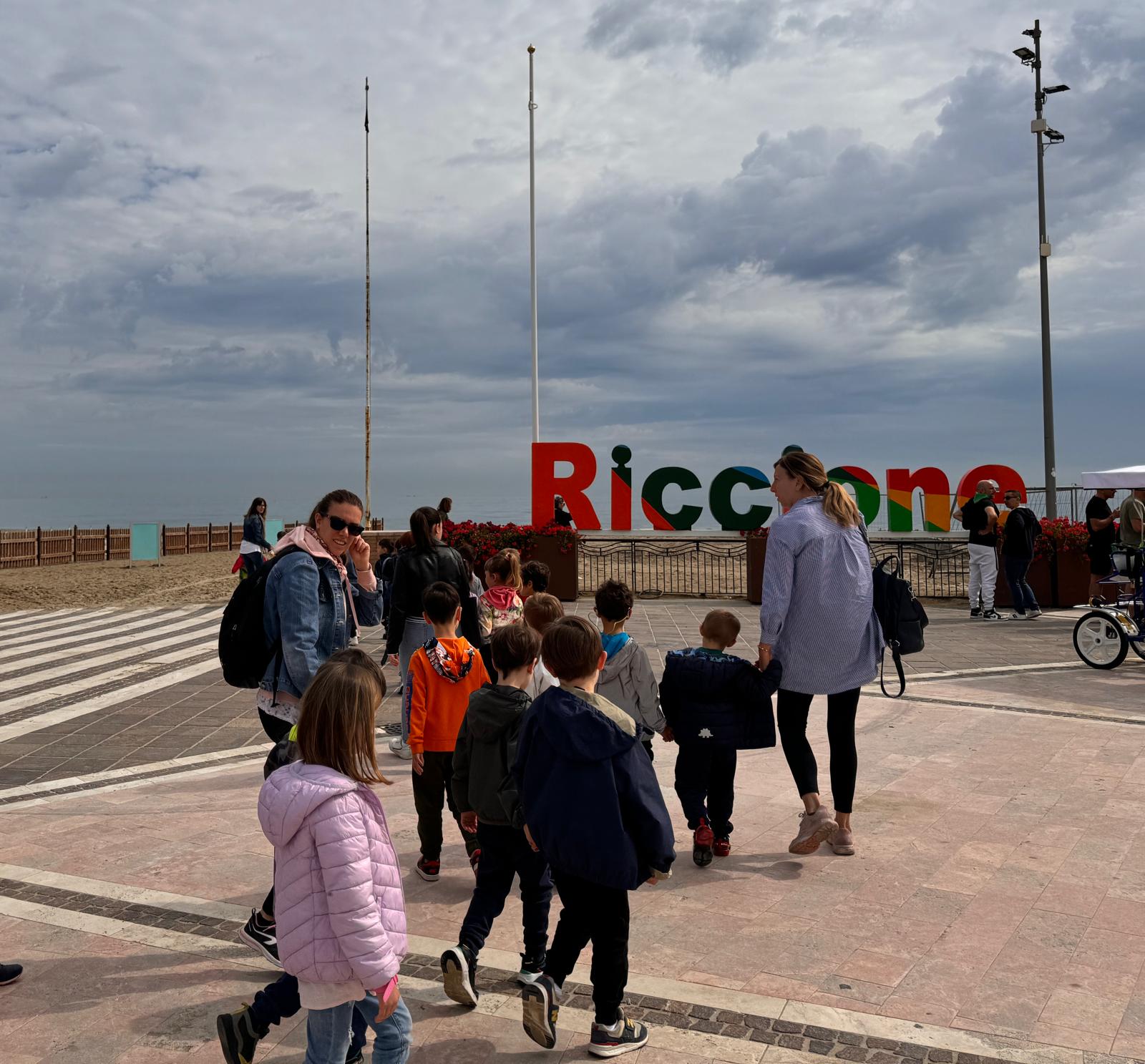I bambini delle scuole di Riccione in visita alla pista di biglie in piazzale Roma 14 maggio 2024 (3).