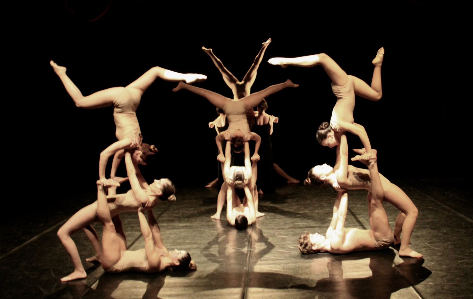 Aka, lo spettacolo di teatro acrobatico d'avanguardia alla Granturismo di Riccione