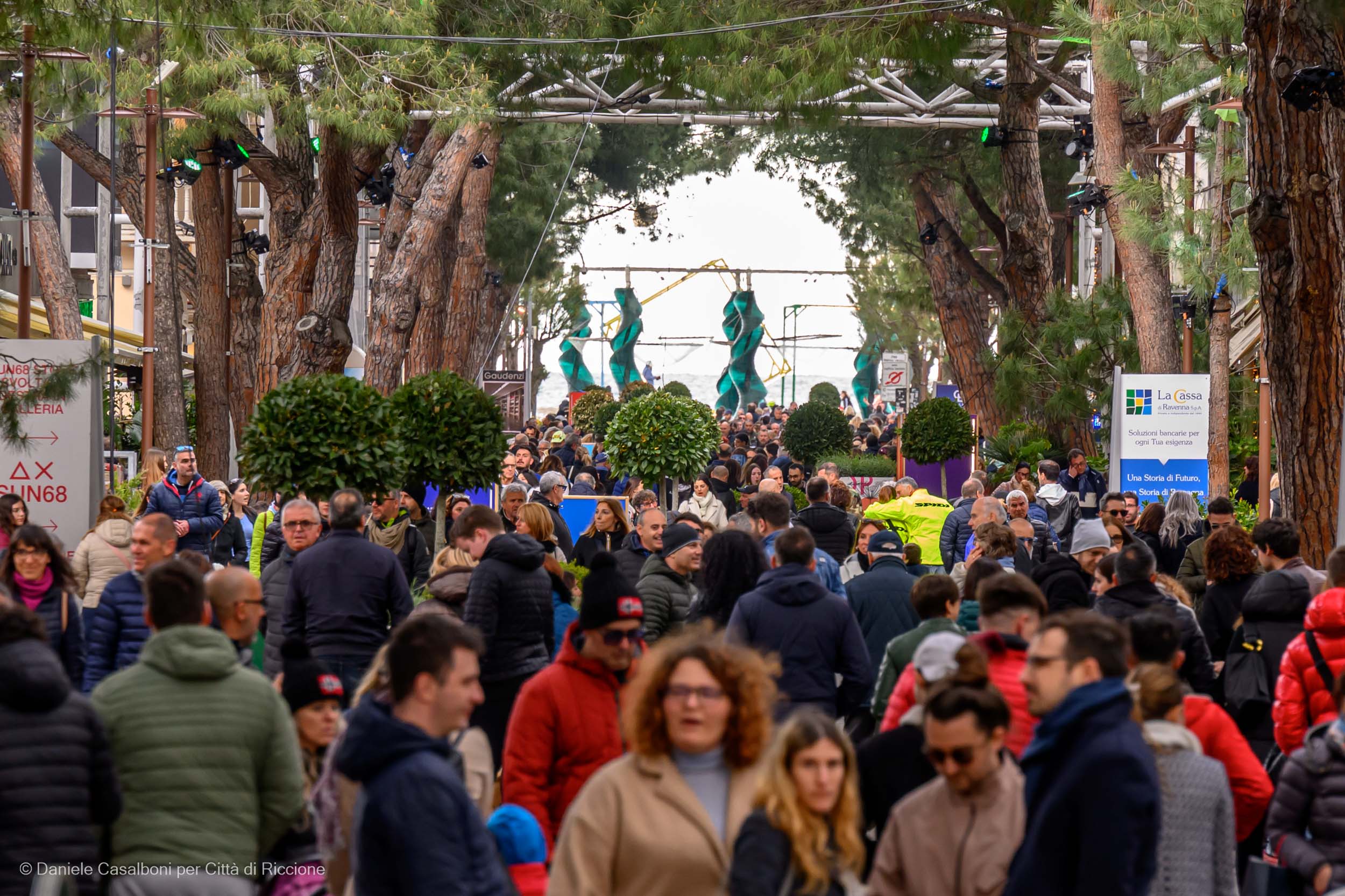 Il meteo incerto non scoraggia i turisti: una folla a Riccione per il ponte del 25 aprile