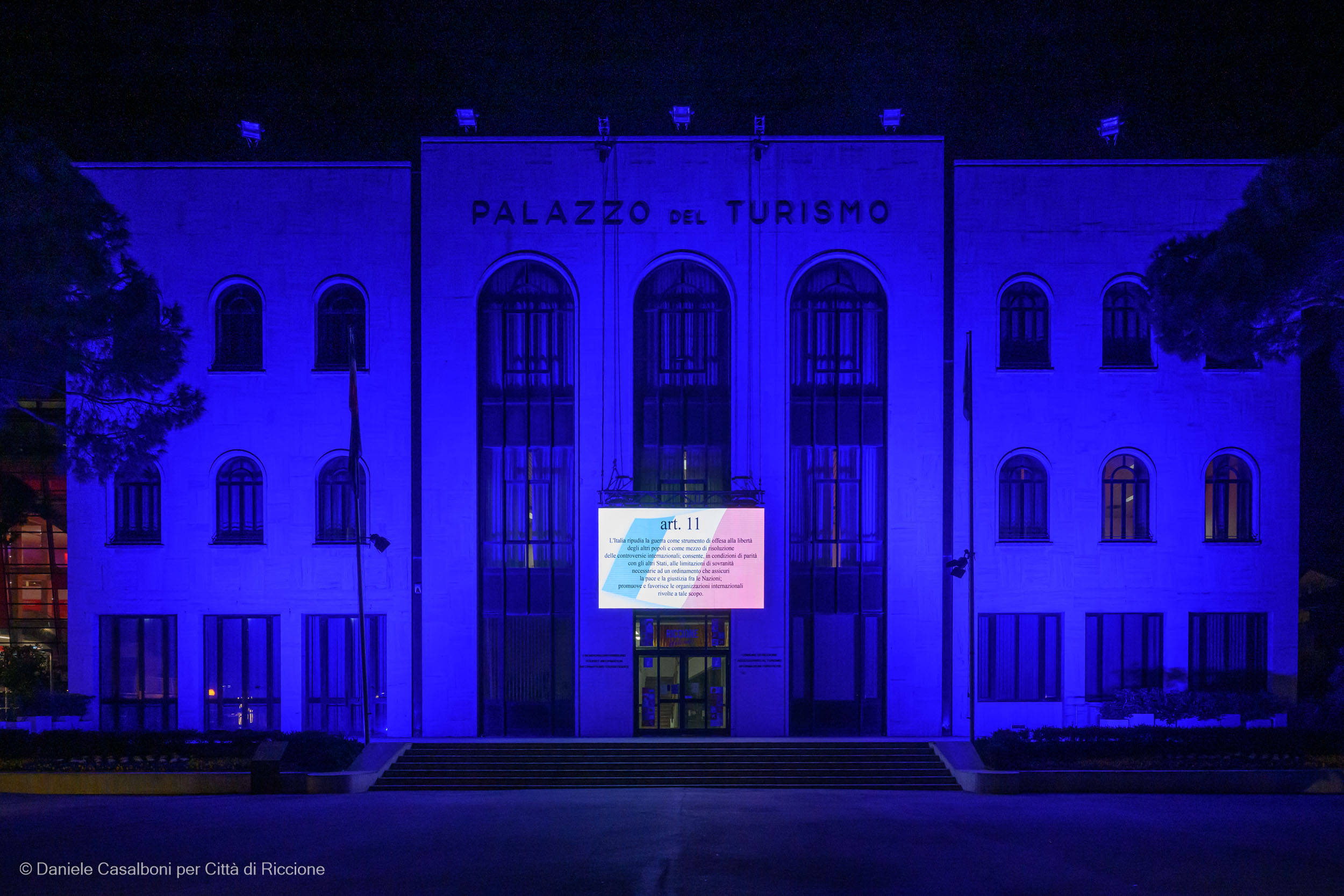 Il Palazzo del Turismo di Riccione  si colora di blu per dire stop alle guerre e alle bombe sui civili