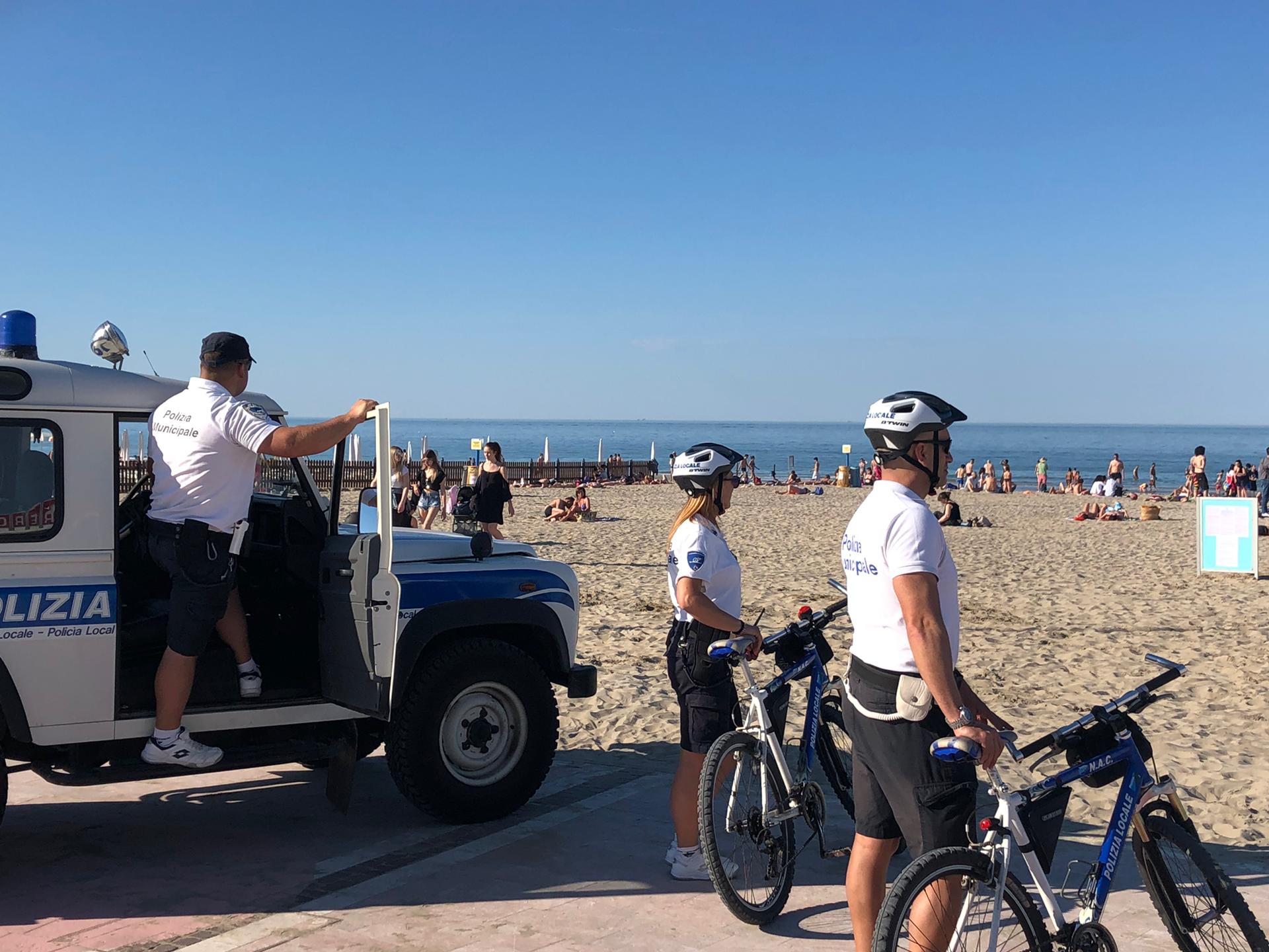 Controllo della spiaggia da parte degli agenti della Polizia locale