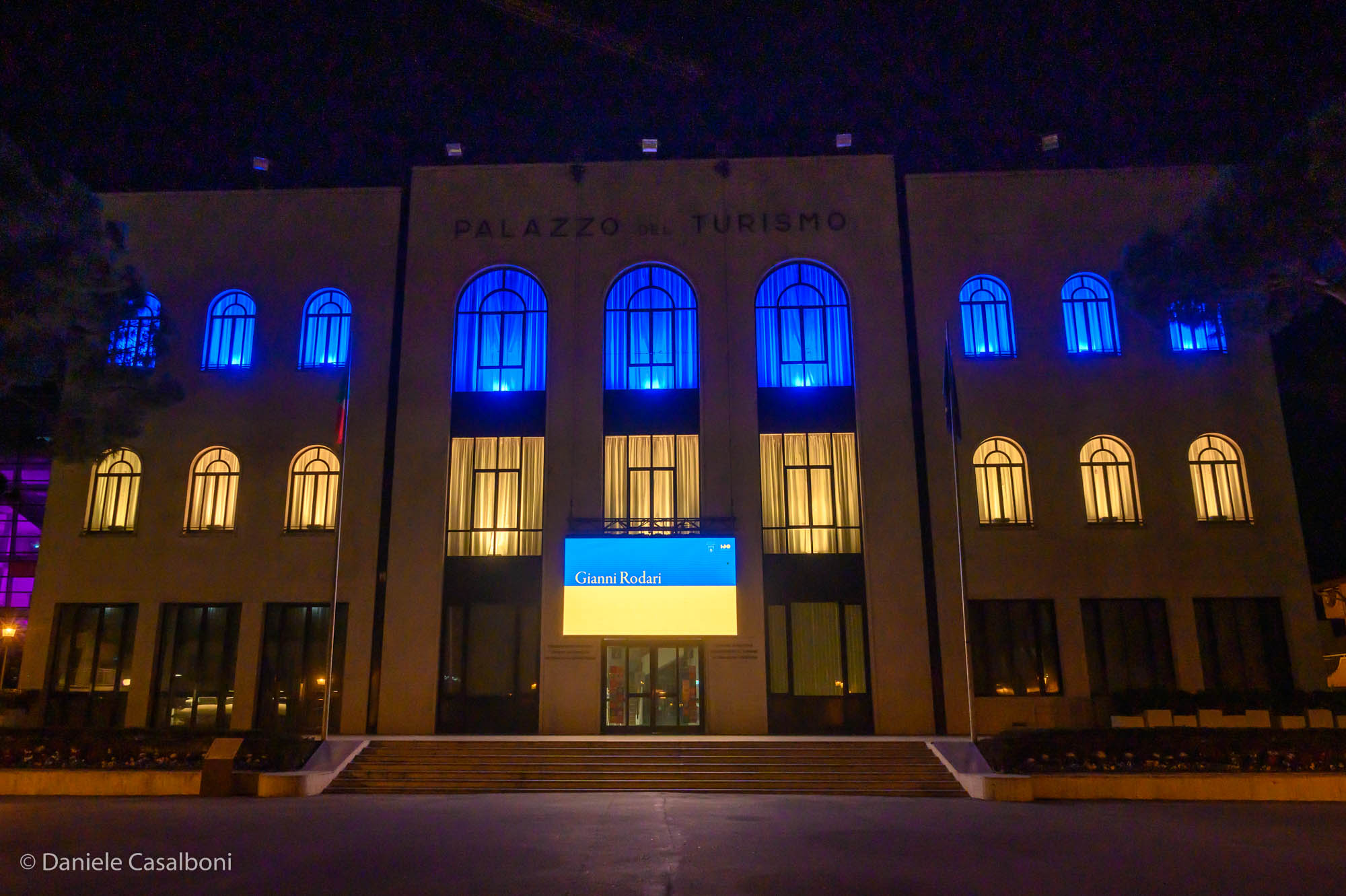 Palazzo del Turismo illuminato con i colori della bandiera ucraina
