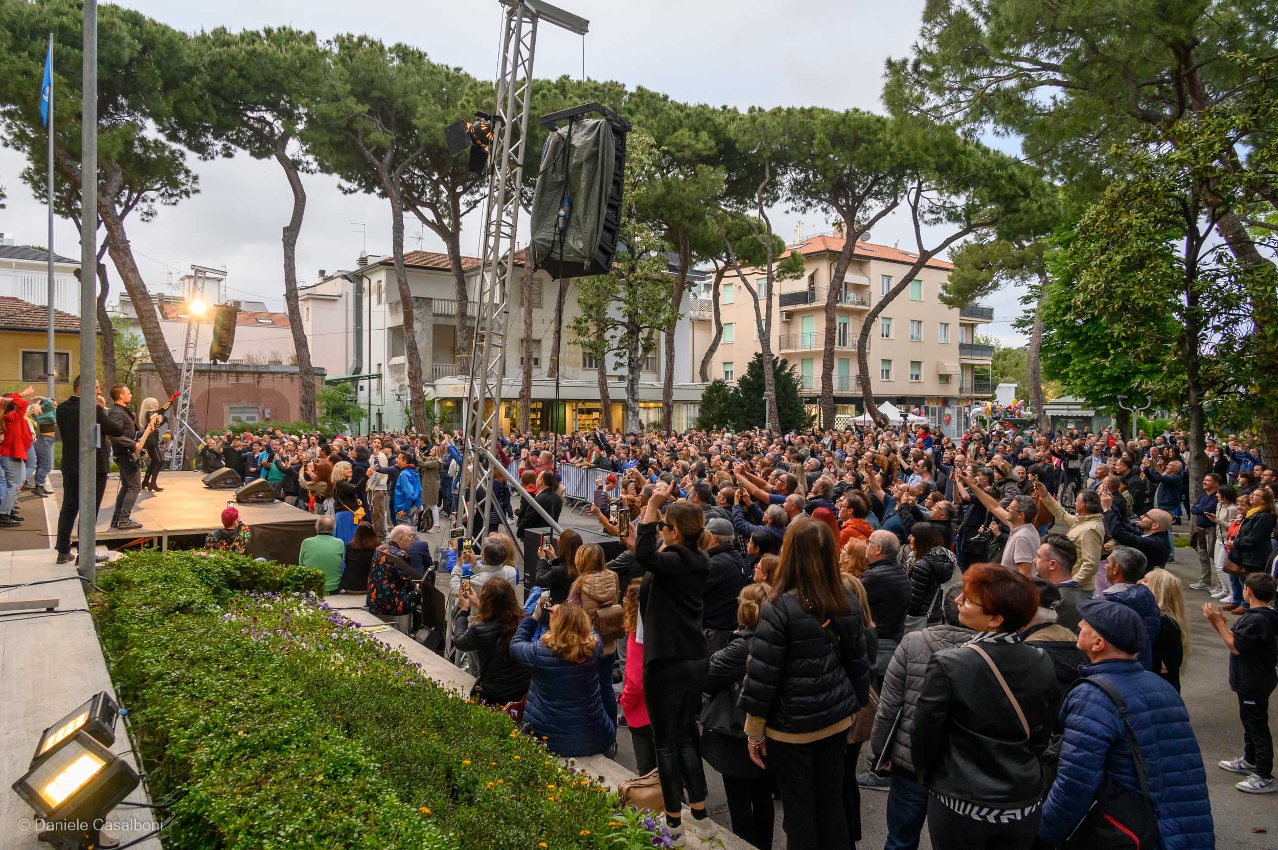 Folla in piazzale Ceccarini a Riccione CONCERTO PER LA PACE TAKES OVER 2023 maggio