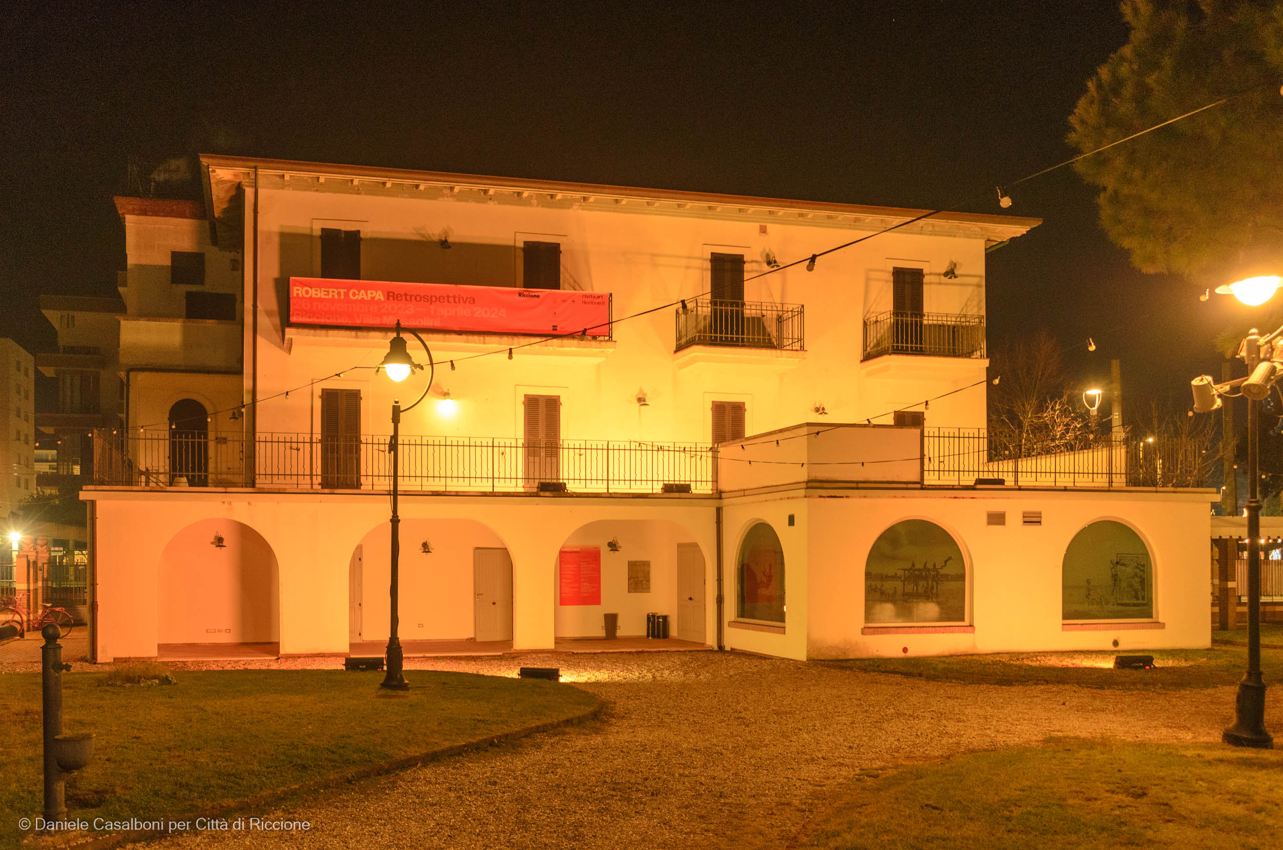 Villa Mussolini illuminata di giallo