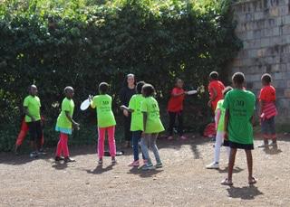 I bambini della missione in Kenya con le maglie del Festival del Sole
