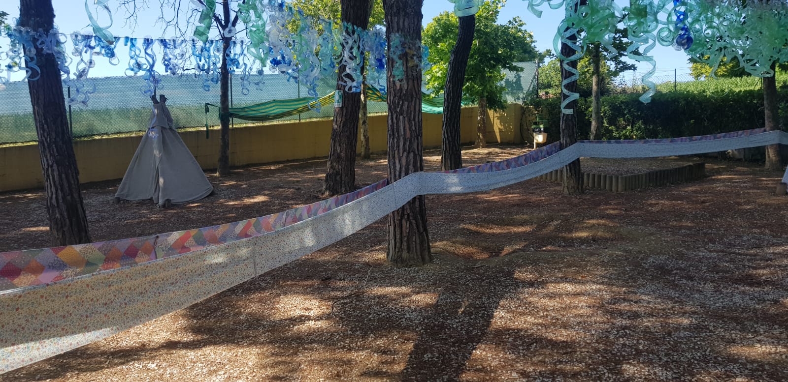 Un giardino delle scuole attrezzato per l'estate