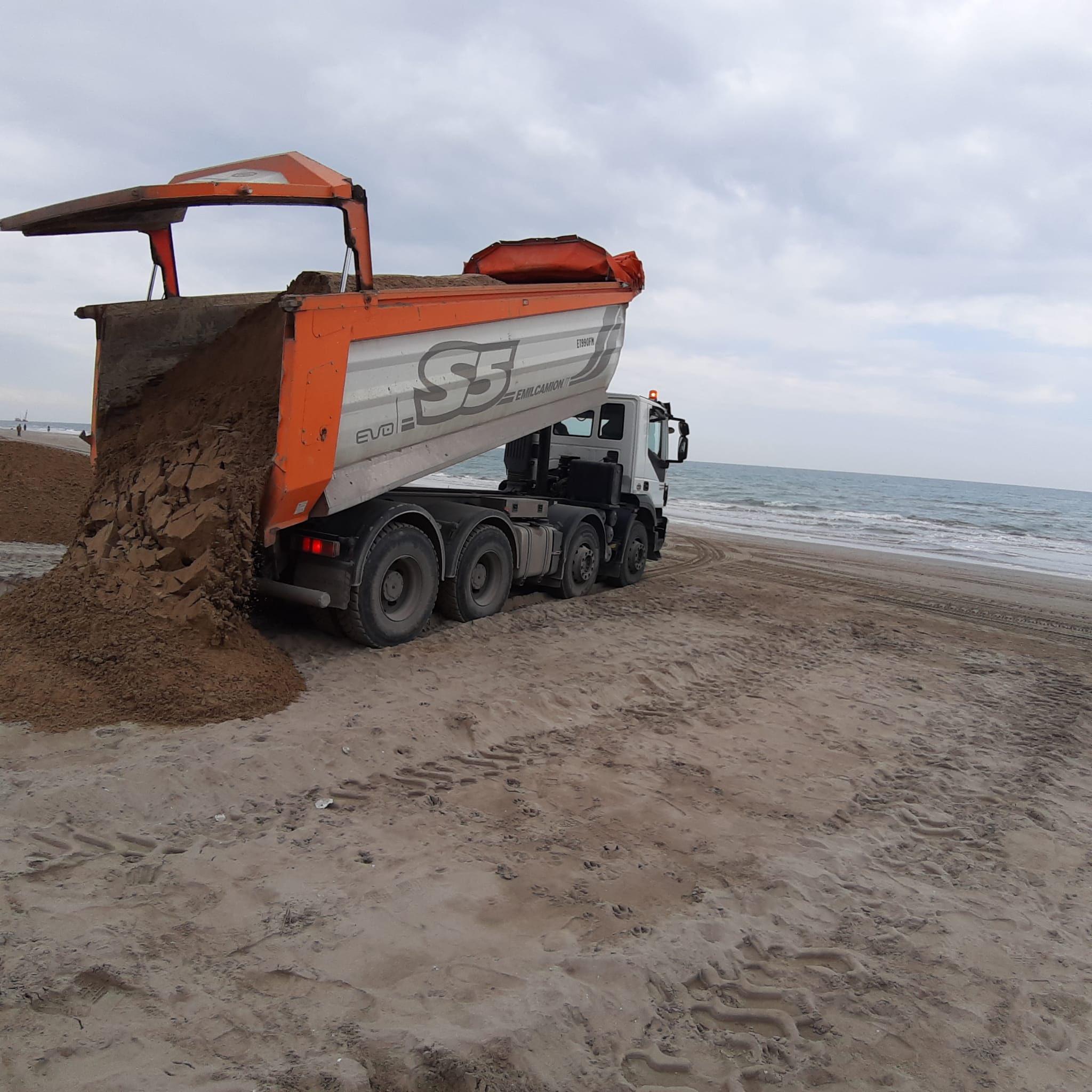 Si lavora al ripascimento sulla spiaggia di Riccione