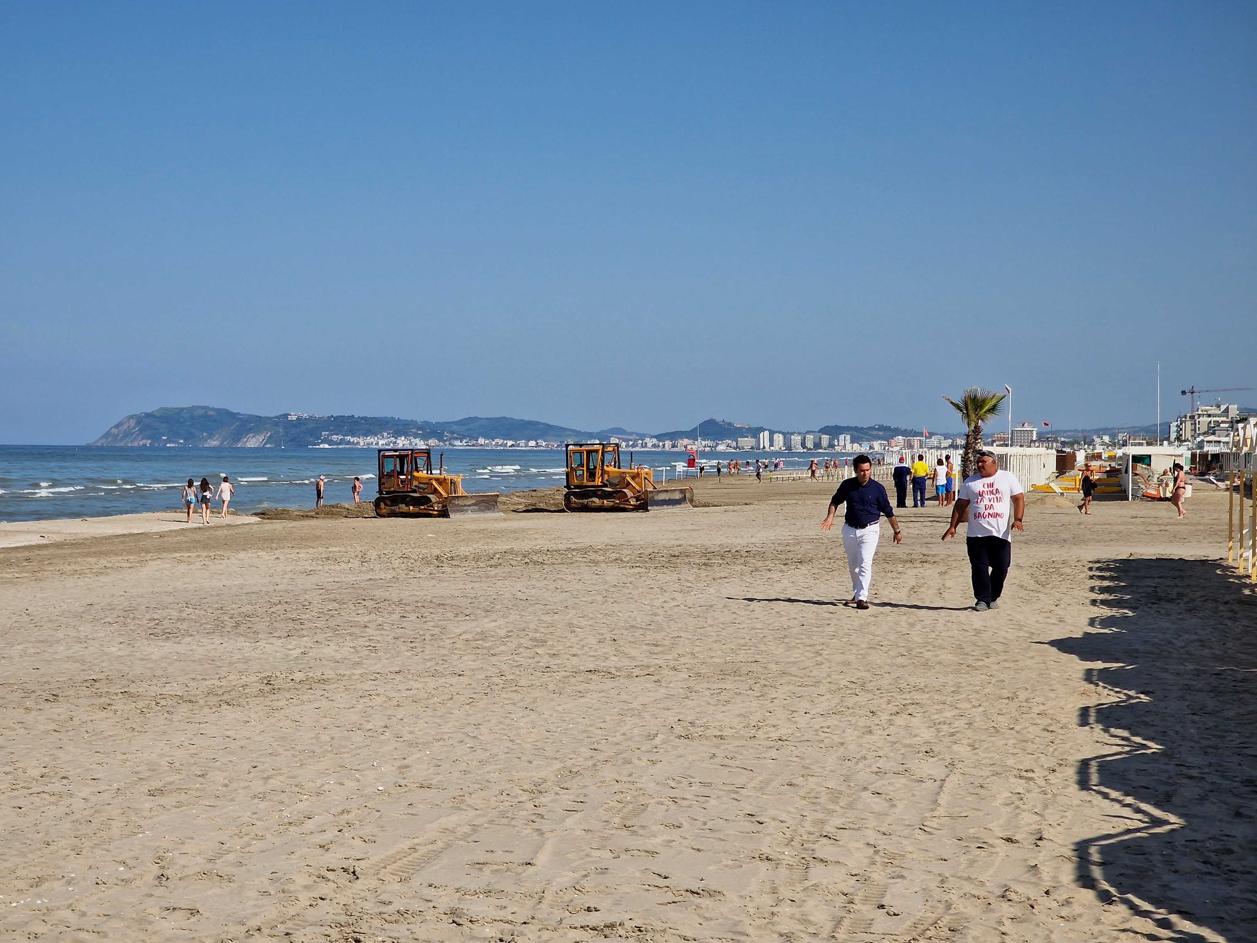 Assessore Christian Andruccioli porto ripascimento spiaggia Riccione 25 maggio 2023