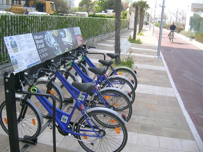 le biciclette a noleggio gratuito sul lungomare di Riccione