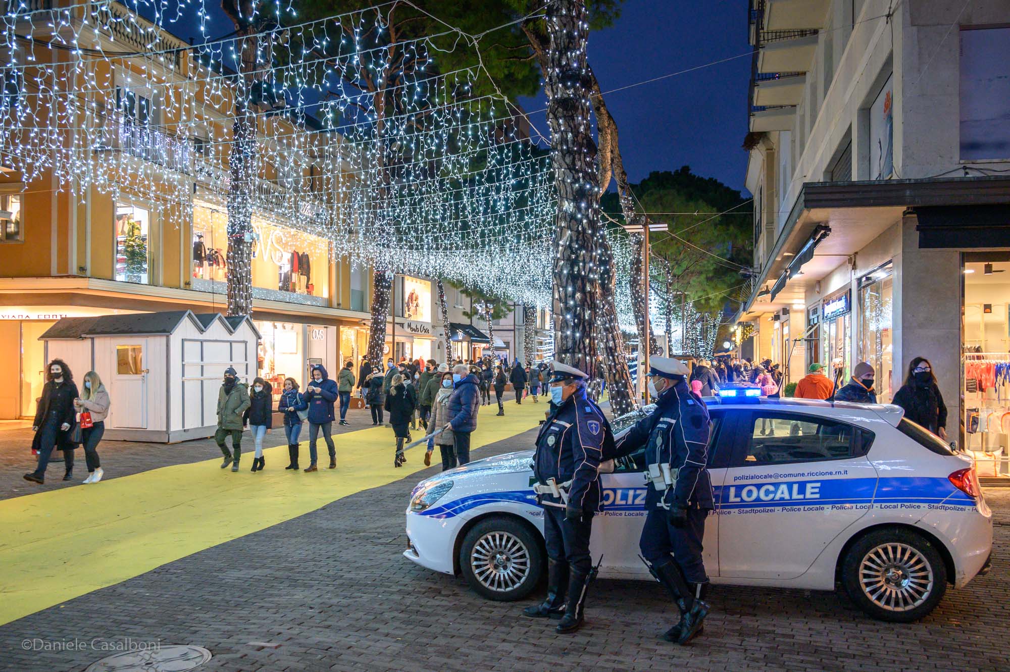 Agenti della polizia locale in Viale Ceccarini 