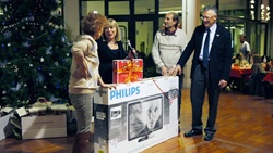 Il Sindaco Massimo Pironi durante la consegna dei regali