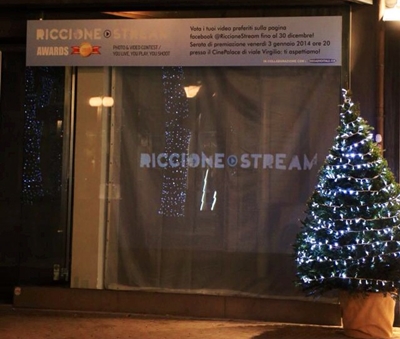 lo schermo di Riccione Stream approntato in piazzetta del Faro, dove i 19 video finalisti si possono vedere tutti i giorni dalle ore 17 alle 18.