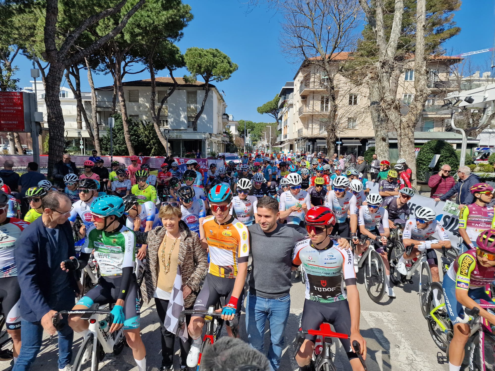 Una piccola folla ha salutato la partenza della prima tappa riccionese della Settimana Internazionale Coppi e Bartali