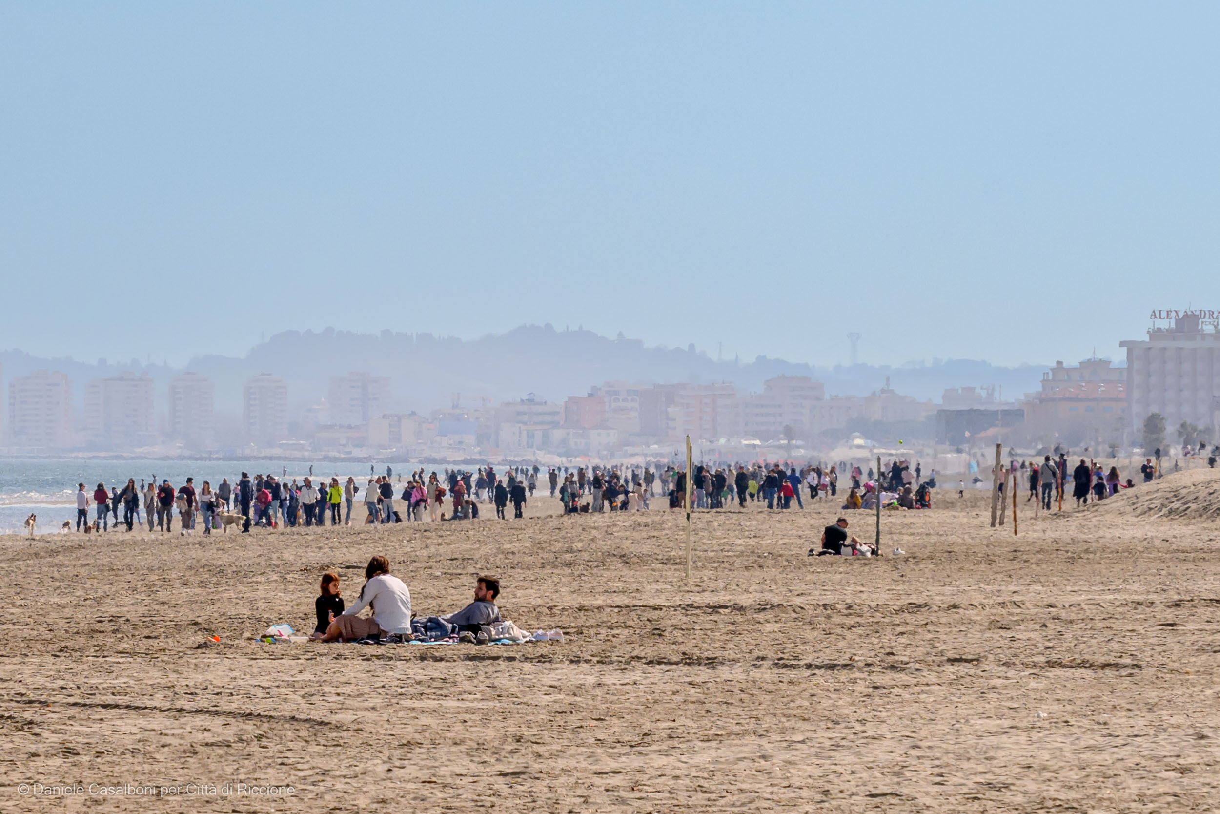 A Riccione la primavera sboccia in anticipo: spiagge e lungomari affollati. Grande partecipazione agli eventi