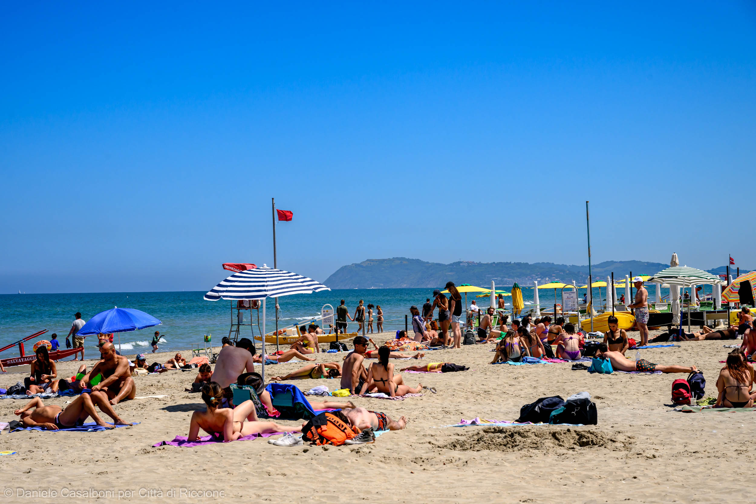 A Riccione è esplosa l’estate: spiagge, centro e locali affollati, lo spettacolo dei tangueros, l’energia dei campioni del salvamento