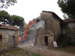 Primo colpo di piccone:  sabato 29 ottobre sono partiti i lavori per la ristrutturazione della Casa di via Limentani