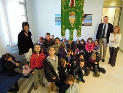 I "grandoni" della Scuola per l'infanzia Piombino fanno visita al Municipio e si siedono sugli scranni degli assessori e dei consiglieri